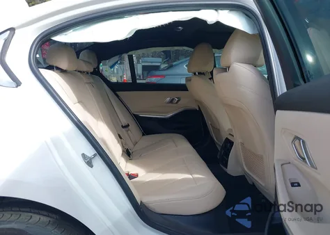 2021 BMW 330I xDrive z USA, uszkodzony, nr VIN 3MW5R7J06M8B49654